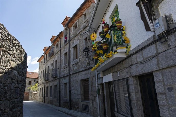 Una vía de Los Molinos con decoración amarilla, municipio de la sierra madrileña 