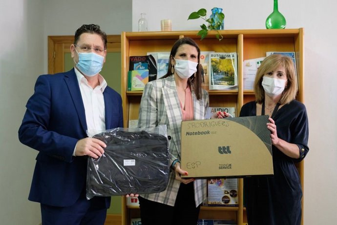 Entrega de dispositivos informáticos a profesionales de los equipos de orientación educativa de Málaga