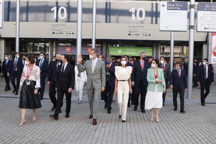 Los Reyes Don Felipe y Doña Letizia durante la 41 edición de la Feria Internacional de Turismo (Fitur),