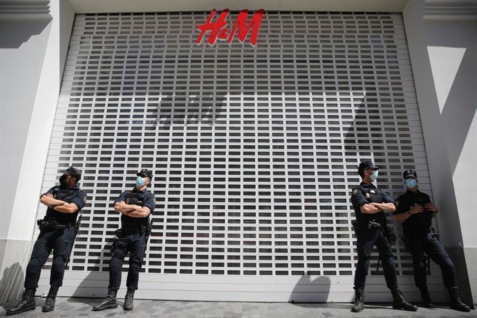 Varios policías nacionales frente a una tienda de H&M, durante los paros parciales de dos horas por turno convocados en todas las tiendas de Madrid, a 14 de mayo de 2021, en Madrid (España). El pasado 6 de abril  H&M planteó su intención de iniciar un e
