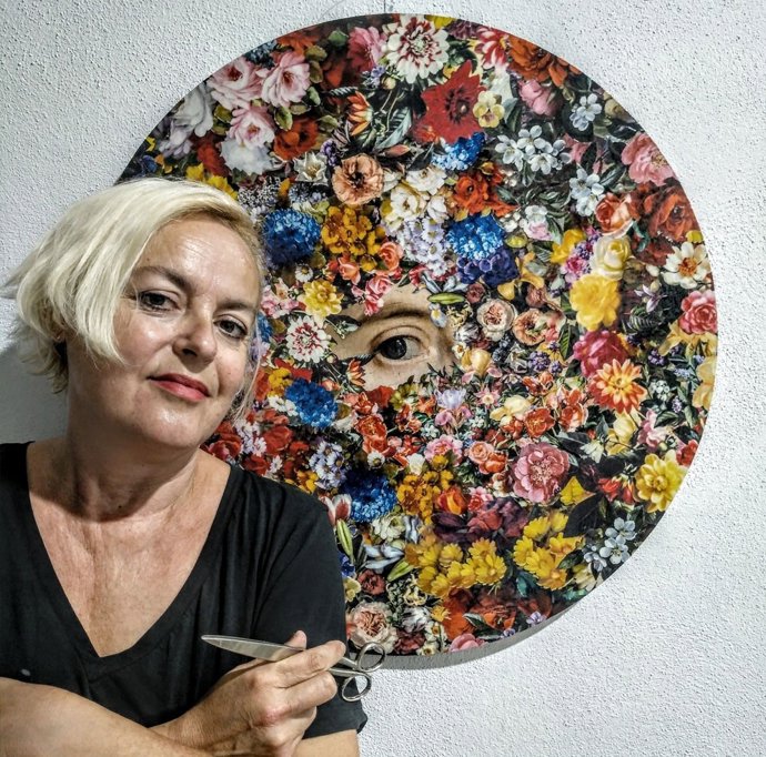 María Guinea, junto a una de sus obras.