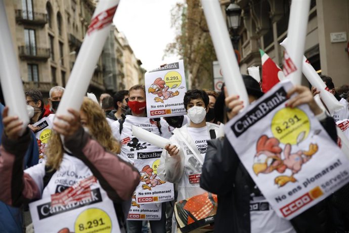 Imagen de archivo de una  concentración de trabajadores de CaixaBank convocada en Barcelona, a 1 de mayo de 2021.