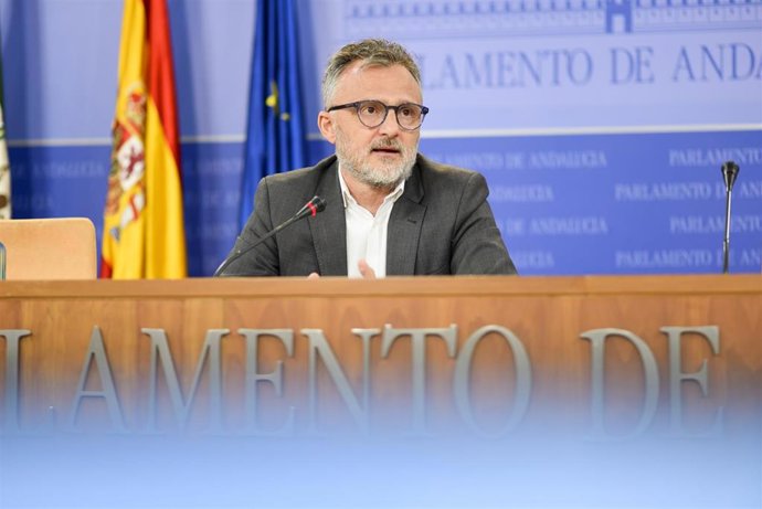 El portavoz del PSOE en el Parlamento, José Fiscal, este miércoles en rueda de prensa.