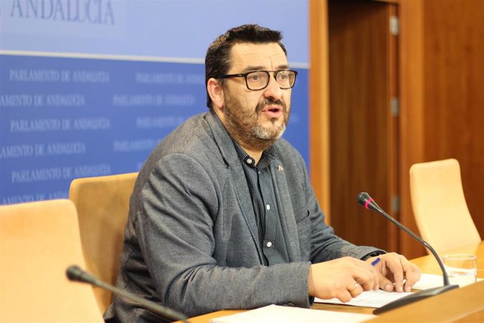 El portavoz adjunto de Adelante Andalucía en el Parlamento andaluz, Guzmán Ahumada, en rueda de prensa.