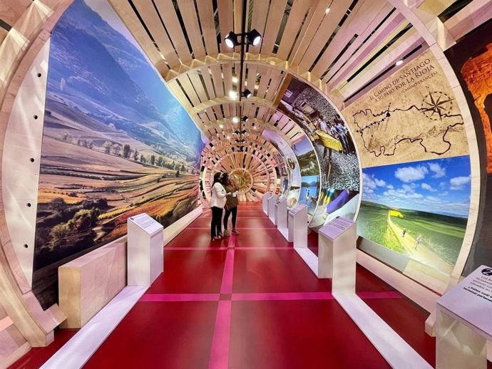 La presidenta del Gobierno riojano, Concha Andreu, en el stand de FITUR 2021