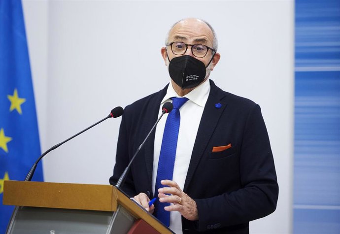 Archivo - El consejero de Sanidad de Cantabria, Miguel Rodríguez, con mascarilla