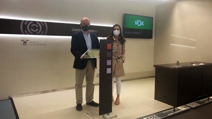 Los diputados de VOX Santiago Morón y Marta Fernández.