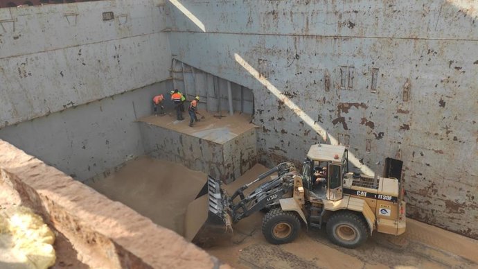 Bodega del buque donde ha llegado el trigo