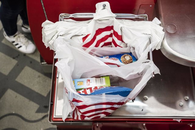 Archivo - March 31, 2019 - New York, New York, United States: A person uses plastic shopping bags in a self pay station at Target store on Grand Street in New York. (Natan Dvir / Contacto Images)