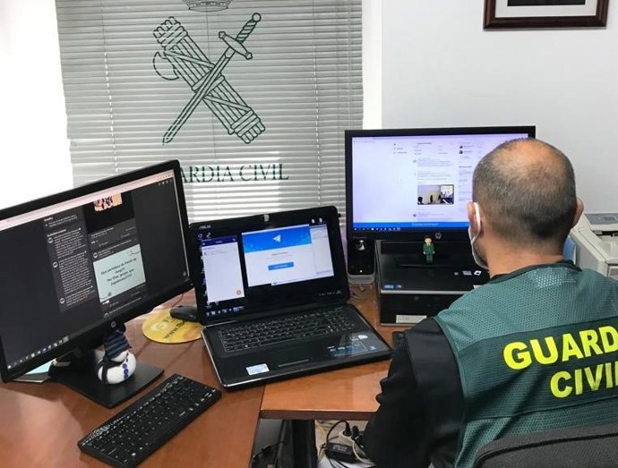 Guardia civil en tarea de investigación