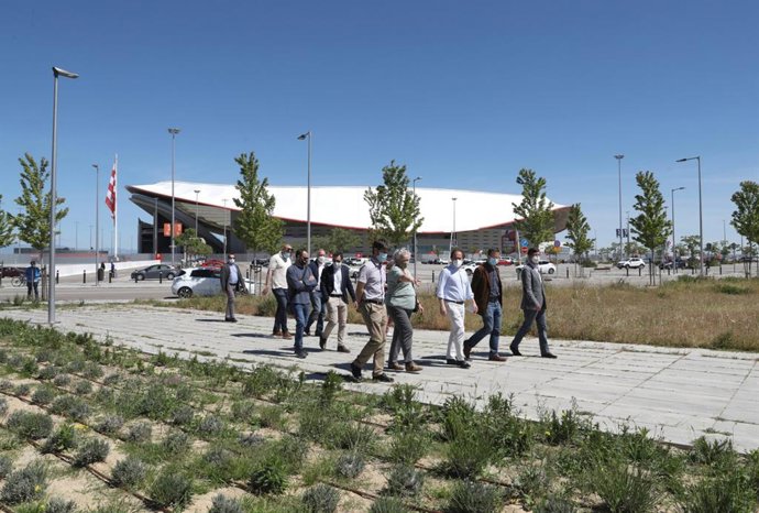 El delegado de Medio Ambiente y Movilidad del Ayuntamiento de Madrid, Borja Carabante, acompañado por el concejal de San Blas-Canillejas