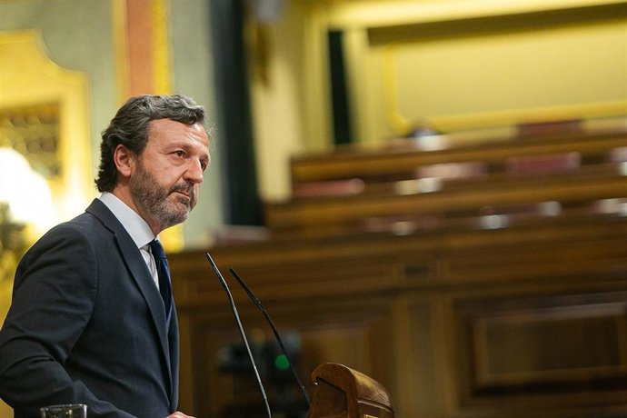 Miguel Ángel Paniagua, del Grupo Parlamentario Popular, toma la palabra para defender la moción para que el Gobierno explique las medidas fiscales (subidas de impuestos y/o recortes) remitidos a Bruselas el pasado 30 de abril