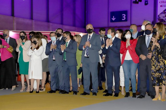 El presidente de la Diputación de Córdoba, Antonio Ruiz (centro), en la inauguración de Fitur.