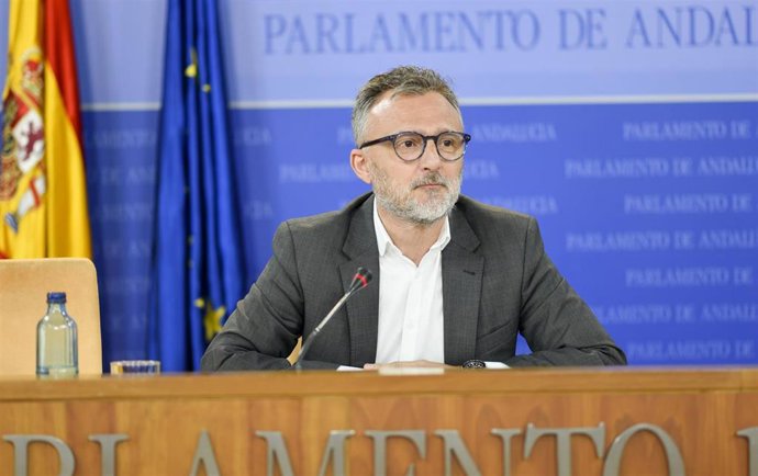 El portavoz del PSOE en el Parlamento de Andalucía, José Fiscal, este miércoles en rueda de prensa.