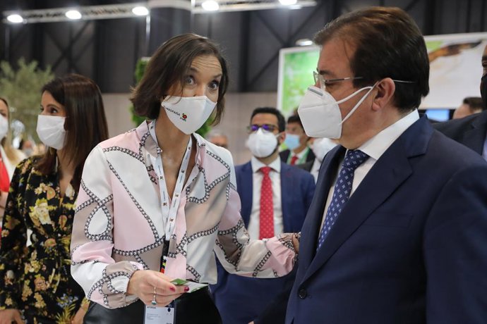 La ministra de Industria, Comercio y Turismo, Reyes Maroto (i), y el presidente de Extremadura, Guillermo Fernández Vara (d), en Fitur 2021, a 19 de mayo de 2021, en IFEMA, Madrid, (España). La Feria Internacional del Turismo, Fitur 2021 'Especial Recup