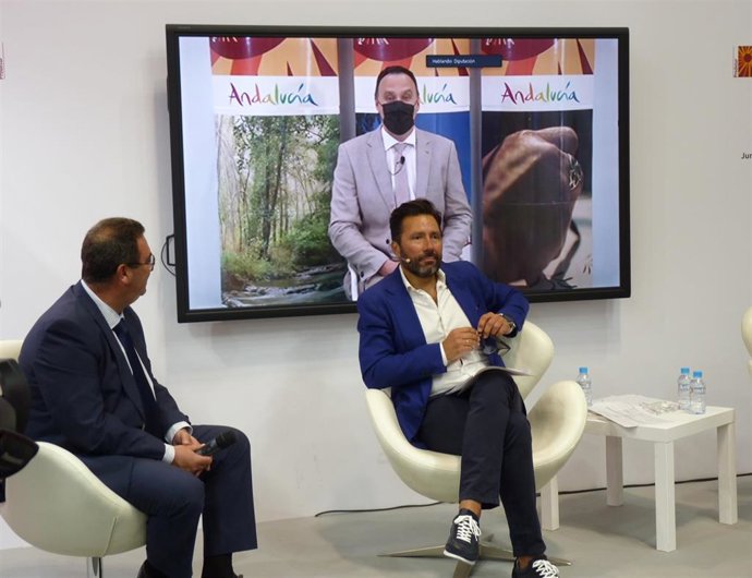 Presentación de la oferta turística de Lebrija en el stand de la Diputación