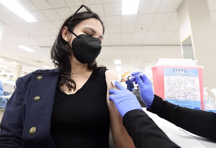 Una mujer recibe la segunda dosis de la vacuna contra la COVID-19 en la ciudad californiana de Moreno Valley.
