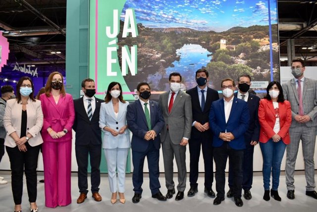 Autoridades en el estand de Jaén en Fitur.