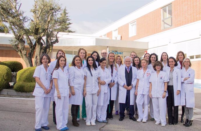 Archivo - Parte del equipo de la Unidad de la Mujer del Hospital Ruber Internacional