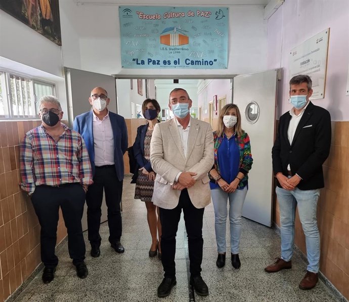El delegado territorial de Educación y Deporte de la Junta en Cádiz, Miguel Andréu, durante la visita al IES Mediterráneo de La Línea de la Concepción.