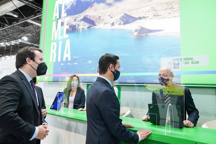 El presidente de la Diputación de Almería en el expositor de Costa de Almería, en Fitur