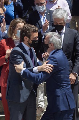 El líder del PP, Pablo Casado saluda al alcalde de Zaragoza, Jorge Azcón
