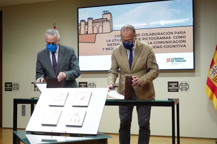 El presidente de las Cortes, Javier Sada, y el consejero de Educación, Felipe Faci.