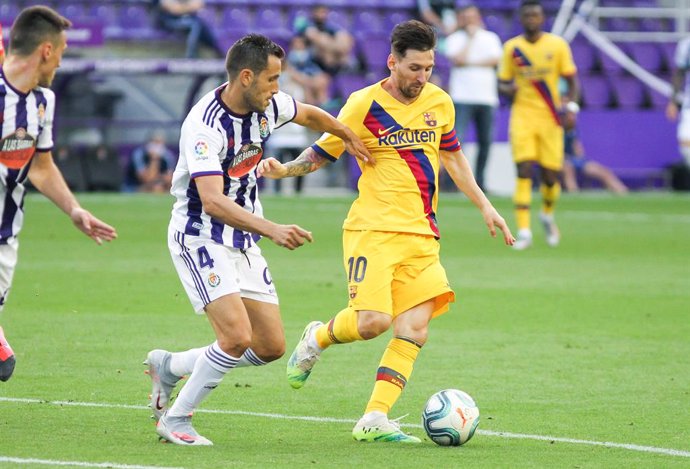 Archivo - Lionel Messi of FC Barcelona and Kiko Olivas of Real Valladolid fight for the ball during the spanish league, La Liga, football match played between Real Valladolid and FC Barcelona at Jose Zorrilla Stadium on July 11, 2020 in Valladolid, Spai
