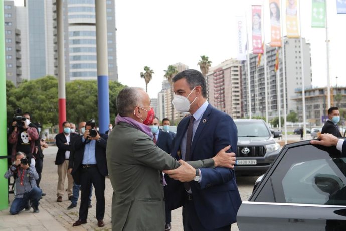 El presidente del Gobierno, Pedro Sánchez, junto con el secretario general de UGT, Pepe Álvarez, a su llegada al 43 Congreso Confederal del sindicato.