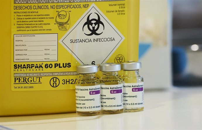 Archivo - Varios viales con la vacuna de AstraZeneca