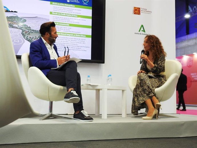 La delegada de municipal de Turismo de Alcalá de Guadaíra, Rosa Carro (Cs), ha presentado en Fitur la oferta de la ciudad.