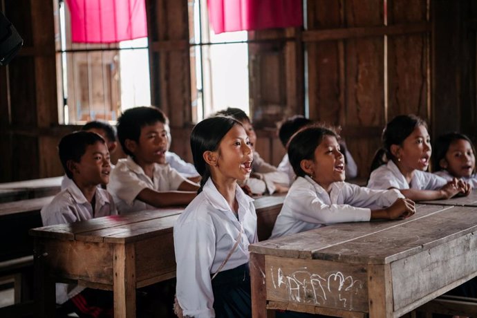 Aula de un colegio de Camboya beneficiada de los proyectos de AUARA para reducir el absentismo escolar
