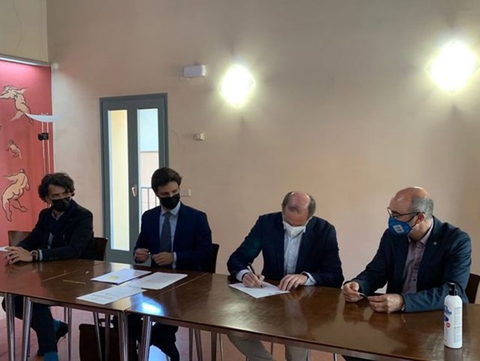 Firma de la cesión de Endesa a El Pont de Suert del cine, la pista de tenis y el campo de tiro