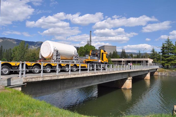 ENSA entrega a Enresa los dos primeros contenedores del tipo ENUN 52B de un total de 5 unidades para albergar el combustible gastado en la central nuclear de Santa María de Garoña (Burgos) que se está desmantelando después de 42 años de producción.