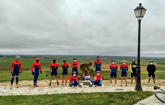 Miembros de la asociación posan en el monolito de Urueña.