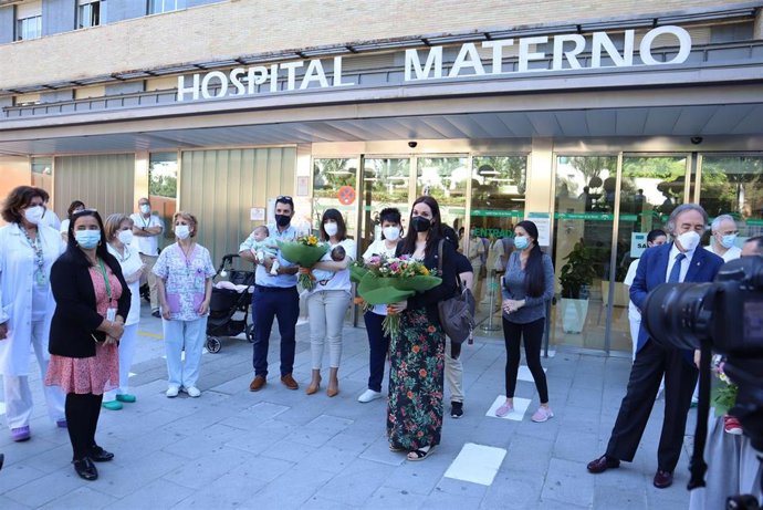 Madres donantes y receptoras reciben un ramo de flores