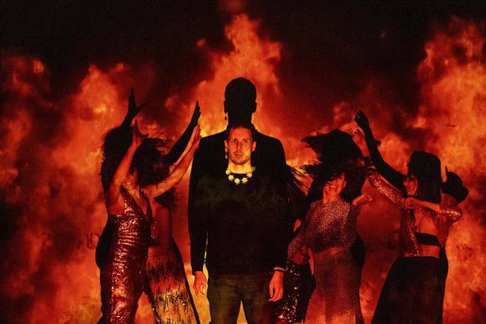 Archivo - Un momento de la representación de 'Las que arden', del grupo La Ejecutora