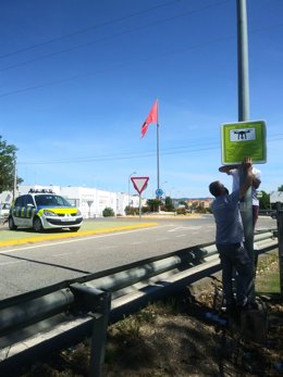 Instalación de uno de los carteles de aviso