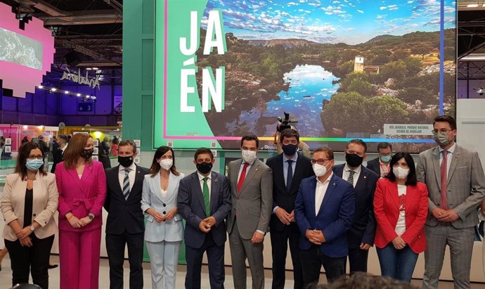 Visita del presidente de la Junta, Juanma Moreno, al stand de la Diputación de Jaén en Futur