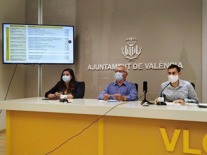 El alcalde de Valncia, Joan Ribó, y los vicealcaldes, Sandra Gómez y Sergi Campillo, en la rueda de prensa