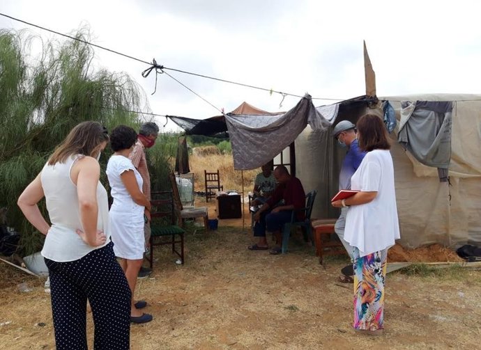 Imagen de archivo de la visita a un asentamiento en Lepe.