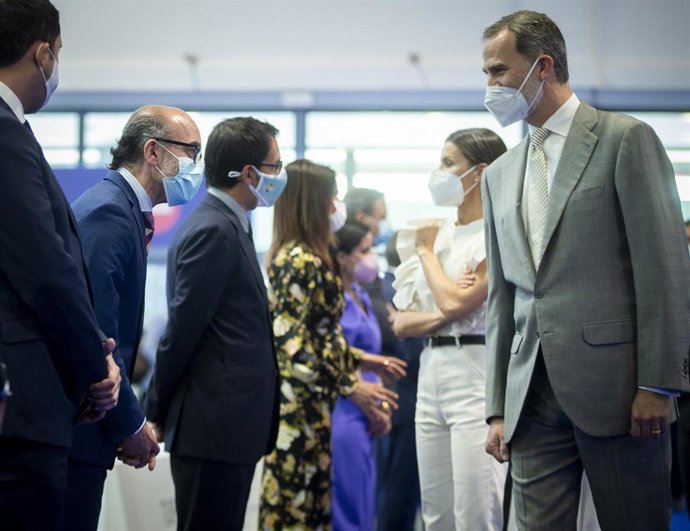 Javier Ortega saluda al rey Felipe VI, durante la inauguración de Fitur.