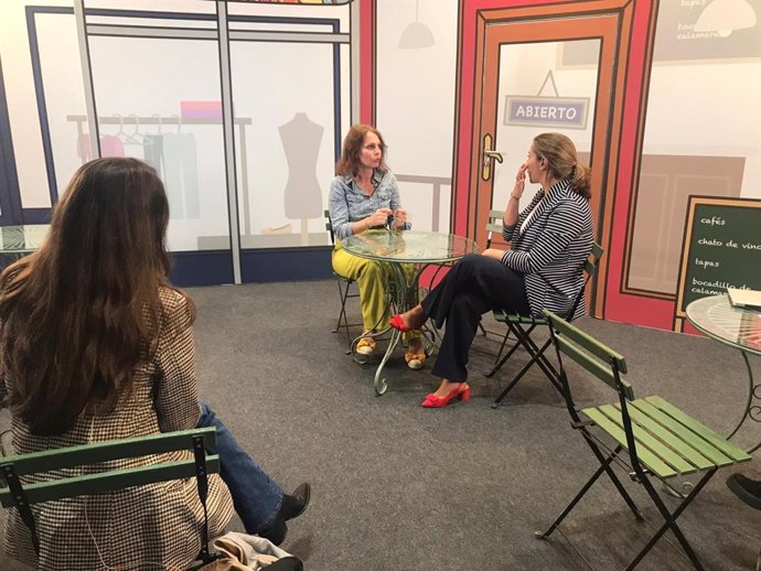 Carmen Herrarte conversa con la concejal madrileña. Miriam Contreras, durante la presentación de 'Volveremos'