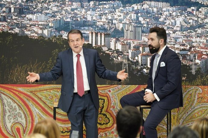 El alcalde de Vigo, Abel Caballero, y el cómico Miguel Lago, en la presentación de Vigo en Fitur en enero de 2020