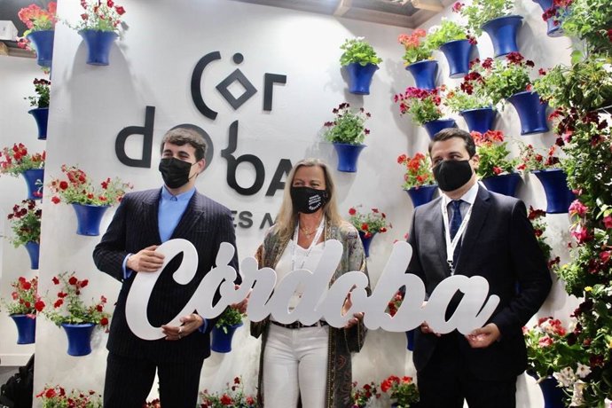 Inauguración del 'estand' de la ciudad de Córdoba con Isabel Albás, José María Bellido y Alejandro Gómez Palomo.