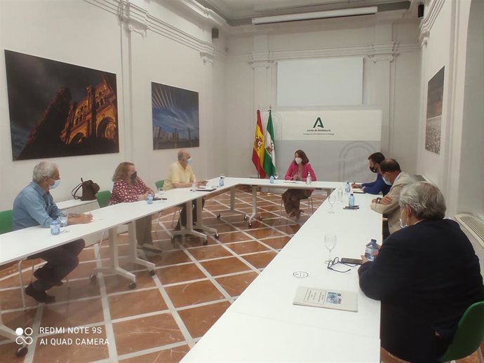 Reunión de responsables de la Junta de Andalucía en Málaga con representantes vecinales de El Palo