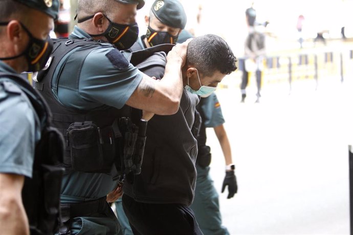 Varios agentes de Guardia Civil llevan al presunto asesino de una mujer de 26 años y su hijo de siete, para pasar a disposición judicial, en Inca, a 19 de mayo de 2021, en Mallorca.