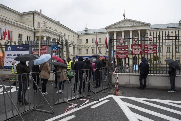 Personas esperan para recibir la vacuna contra la COVID-19 en Varsovia, la capital de Polonia. 