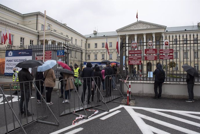 01 May 2021, Poland, Warsaw: People stand in a queue in front of the Warsaw City Hall to get their coronavirus (Covid-19) vaccine. Photo: Aleksander Kalka/ZUMA Wire/dpa