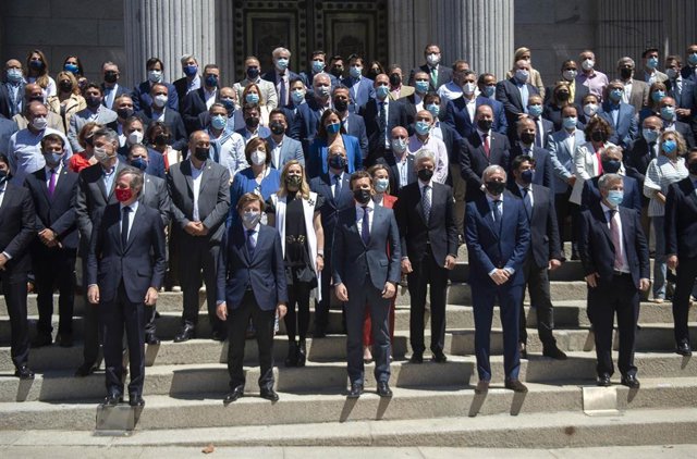 El alcalde de Madrid, José Luis Martínez-Almeida, y el líder del PP, Pablo Casado posan junto a alcaldes y cargos del Partido Popular durante una concentración a las puertas del Congreso de los Diputados, a 19 de mayo de 2021, en Madrid (España). 